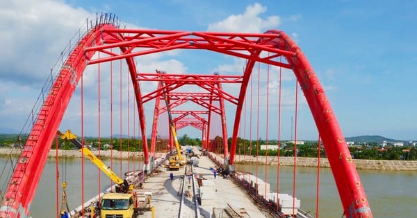 El primer puente de arco de acero en Quang Ngai estará listo para abrirse al tráfico a finales de año.