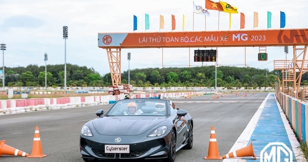 MG présente la supercar électrique Cyberster à un essai routier sur le circuit de Dai Nam