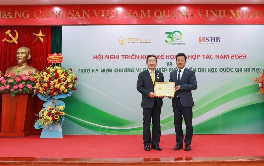 นักธุรกิจ Do Quang Hien ได้รับเหรียญที่ระลึกสำหรับผลงานในการพัฒนามหาวิทยาลัยแห่งชาติฮานอย