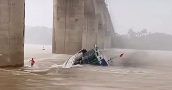 Au moment où le bateau de sable a coulé sur la rivière Rouge, l'équipage s'est échappé à la hâte