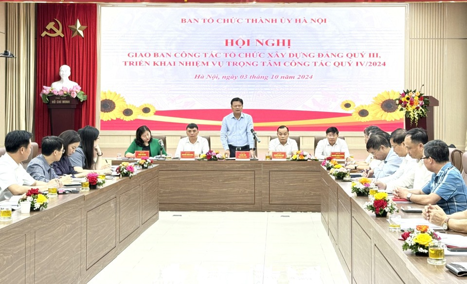 Head of the City Party Committee's Organization Committee Vu Duc Bao spoke at the conference on Party building and organization work in the third quarter and deploying key tasks for the fourth quarter of 2024.