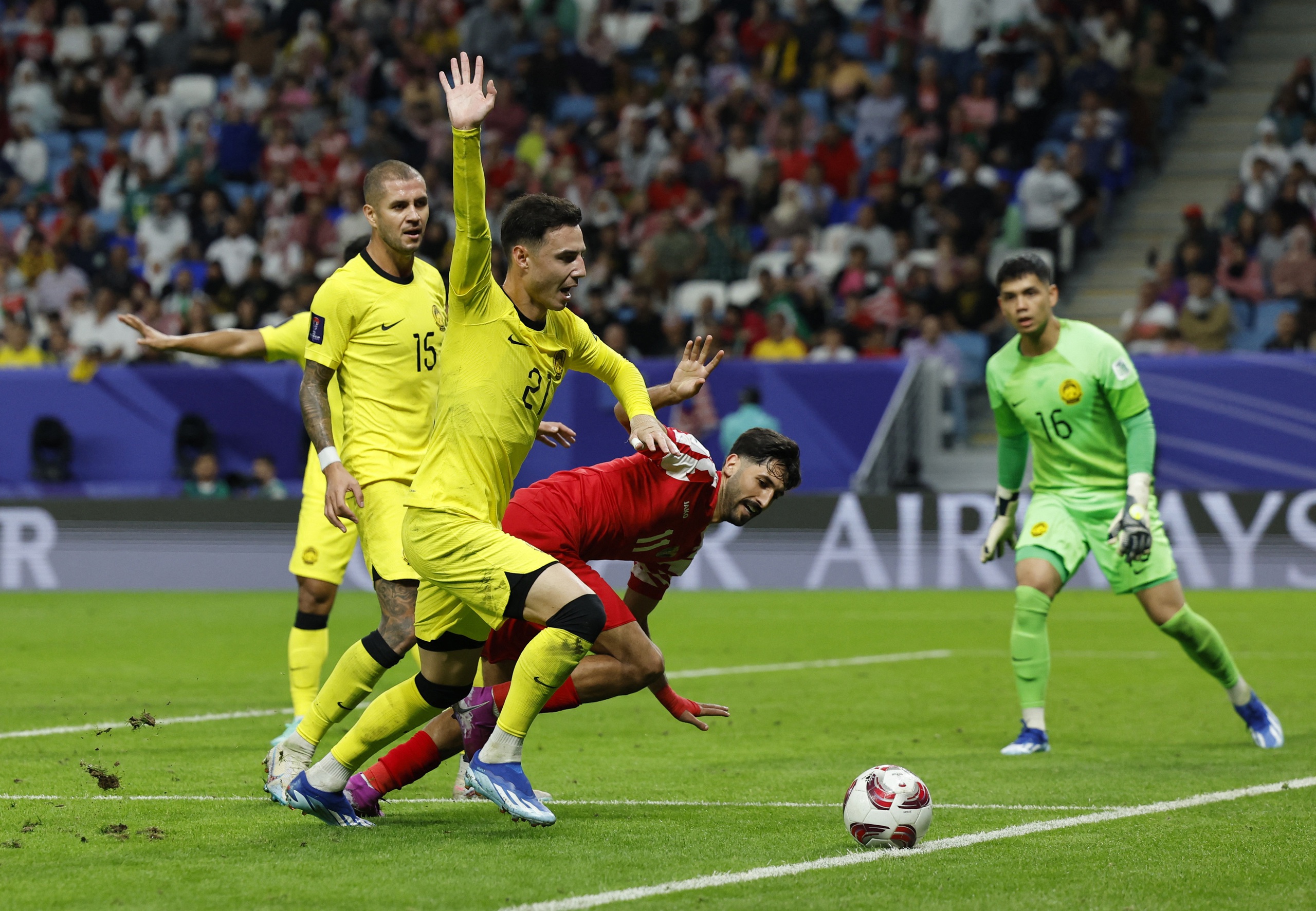 Bất ngờ ngày khai màn AFF Cup: Campuchia tấn công 'rực lửa', níu chân ông lớn Malaysia- Ảnh 1.