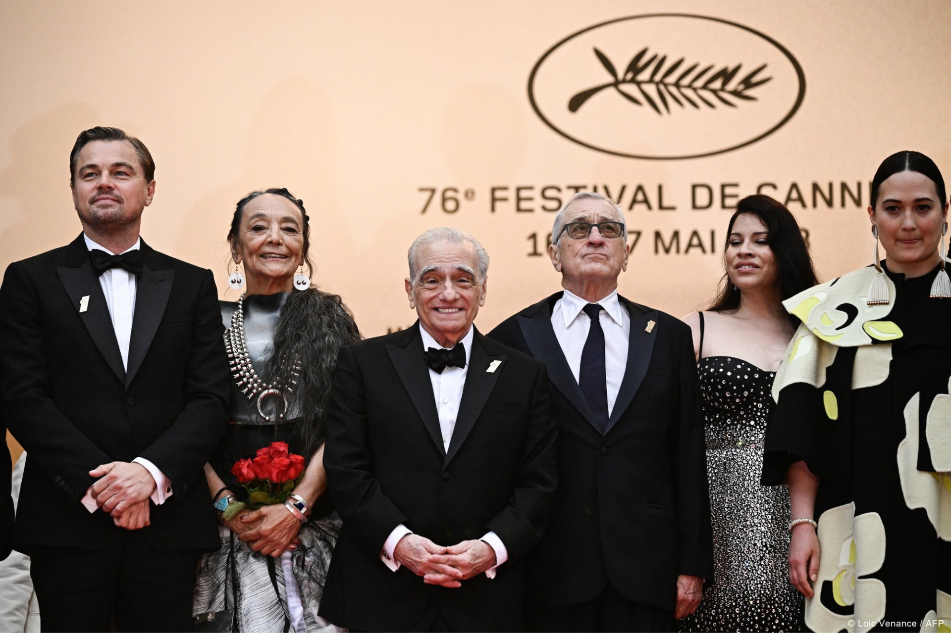 左から：レオナルド・ディカプリオ、タントゥー・カーディナル、マーティン・スコセッシ、ロバート・デ・ニーロ、カーラ・ジェイド・マイヤーズ、リリー・グラッドストーン