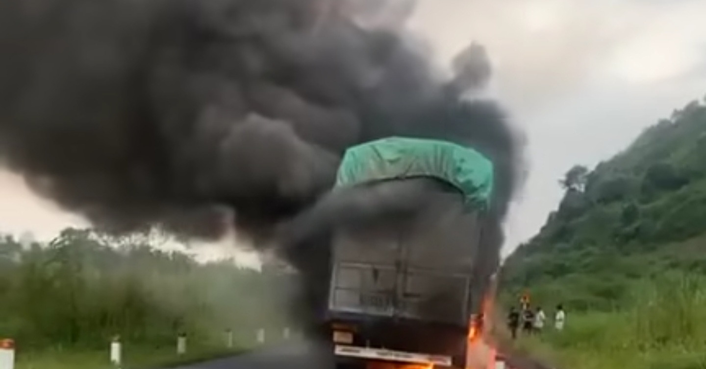 Scrap truck caught fire on the road