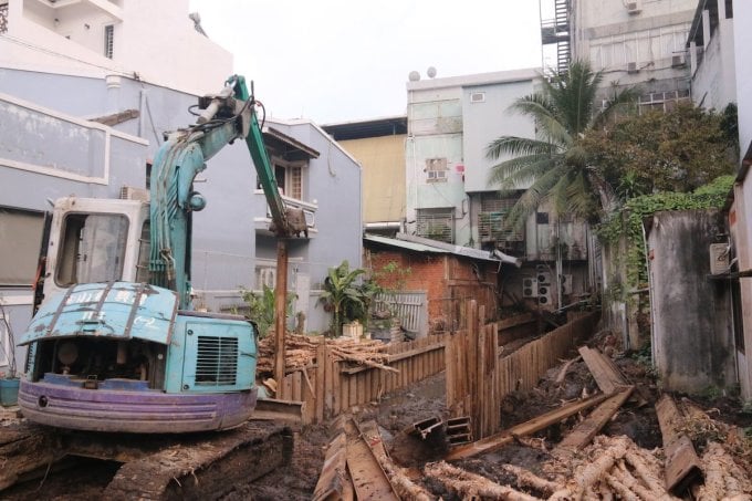 Công trình xây dựng khiến nhà dân bị nứt tường. Ảnh: Phước Tuấn