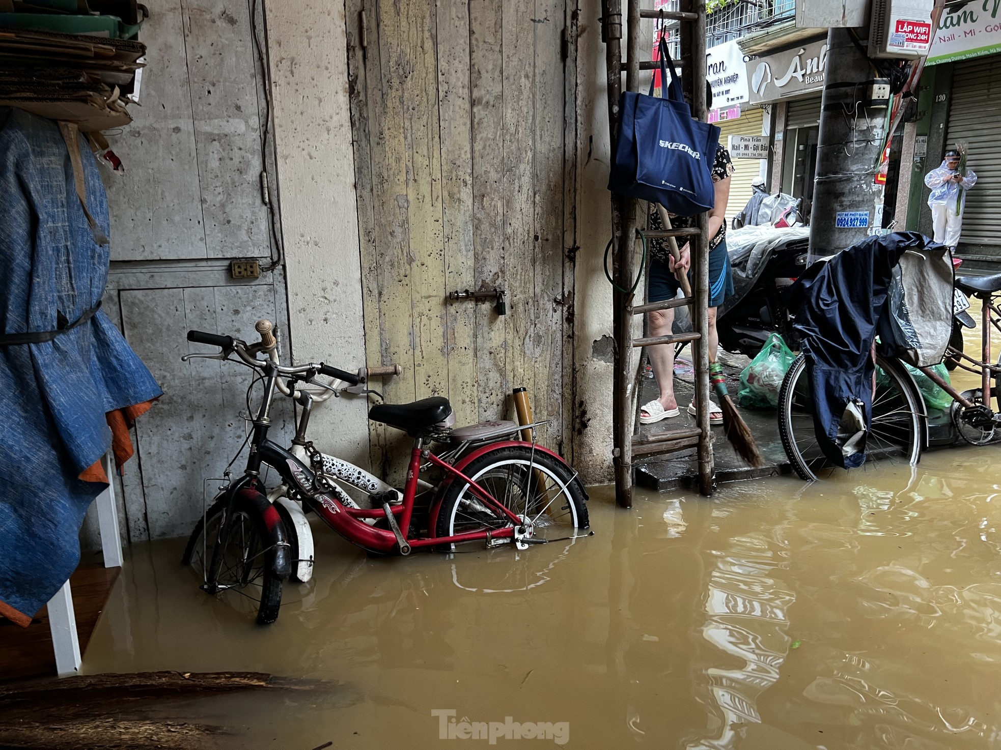 Hanoï : panne de courant, inondations profondes, des centaines de personnes évacuées à l'extérieur de la digue photo 5