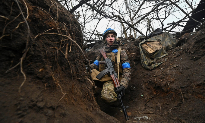 Binh sĩ Ukraine trong chiến hào quanh khu vực làng Rabotino ngày 21/2. Ảnh: Reuters