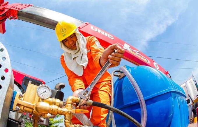 Los trabajadores electricistas revisan y mantienen los equipos durante la temporada de calor. Foto: EVN