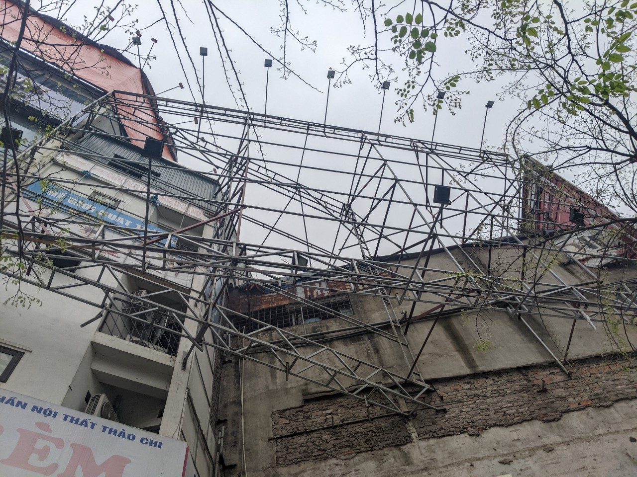 Yêu cầu xử lý ma trận hàng trăm bảng biển quảng cáo trơ khung có dấu hiệu vi phạm - Ảnh 3.