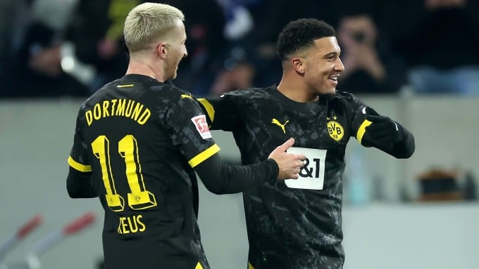 Sancho (phải) chia vui cùng Marco Reus sau bàn thứ hai của Dortmund trên sân Darmstadt hôm 13/1. Ảnh: Reuters