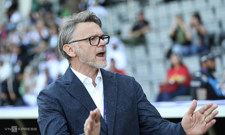 Expert Doan Minh Xuong: 'Coach Troussier should put aside his ego'