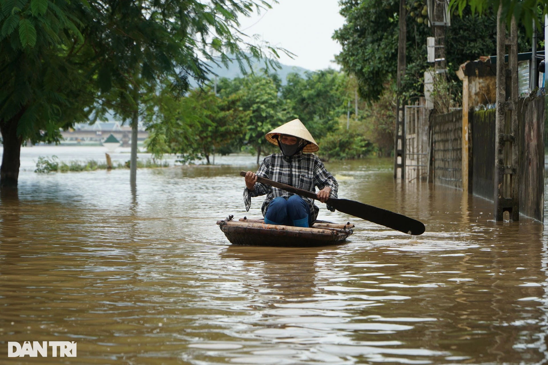 Dân ven sông Lèn trắng đêm trực lũ, nhọc nhằn dọn bùn lầy vì mất điện - 7