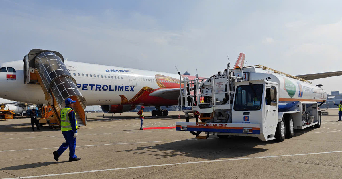 Vietnam's first aircraft uses fuel from used cooking oil and agricultural by-products