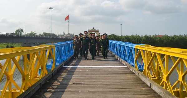 Quang Tri repeindra le pont historique Hien Luong en deux nouvelles couleurs, bleu et jaune.