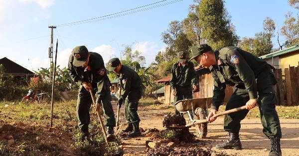 នគរបាលចល័តជួសជុលផ្ទះ ផ្តល់សម្លៀកបំពាក់កក់ក្តៅជូនប្រជាពលរដ្ឋនៅស្រុកមឿងតែ