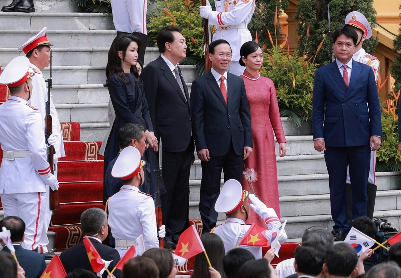 Präsident Vo Van Thuong und seine Frau mit dem Präsidenten der Republik Korea Yoon Suk Yeol und seiner Frau im Präsidentenpalast. Foto: Hai Nguyen