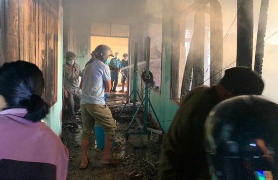 Quang Ngai: Incendio en la sala de archivos de una escuela secundaria, foto 1