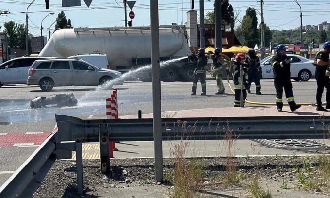 Des pompiers ukrainiens pulvérisent de l'eau sur les débris de missiles après une frappe russe à Kiev le 29 mai. Photo : Reuters