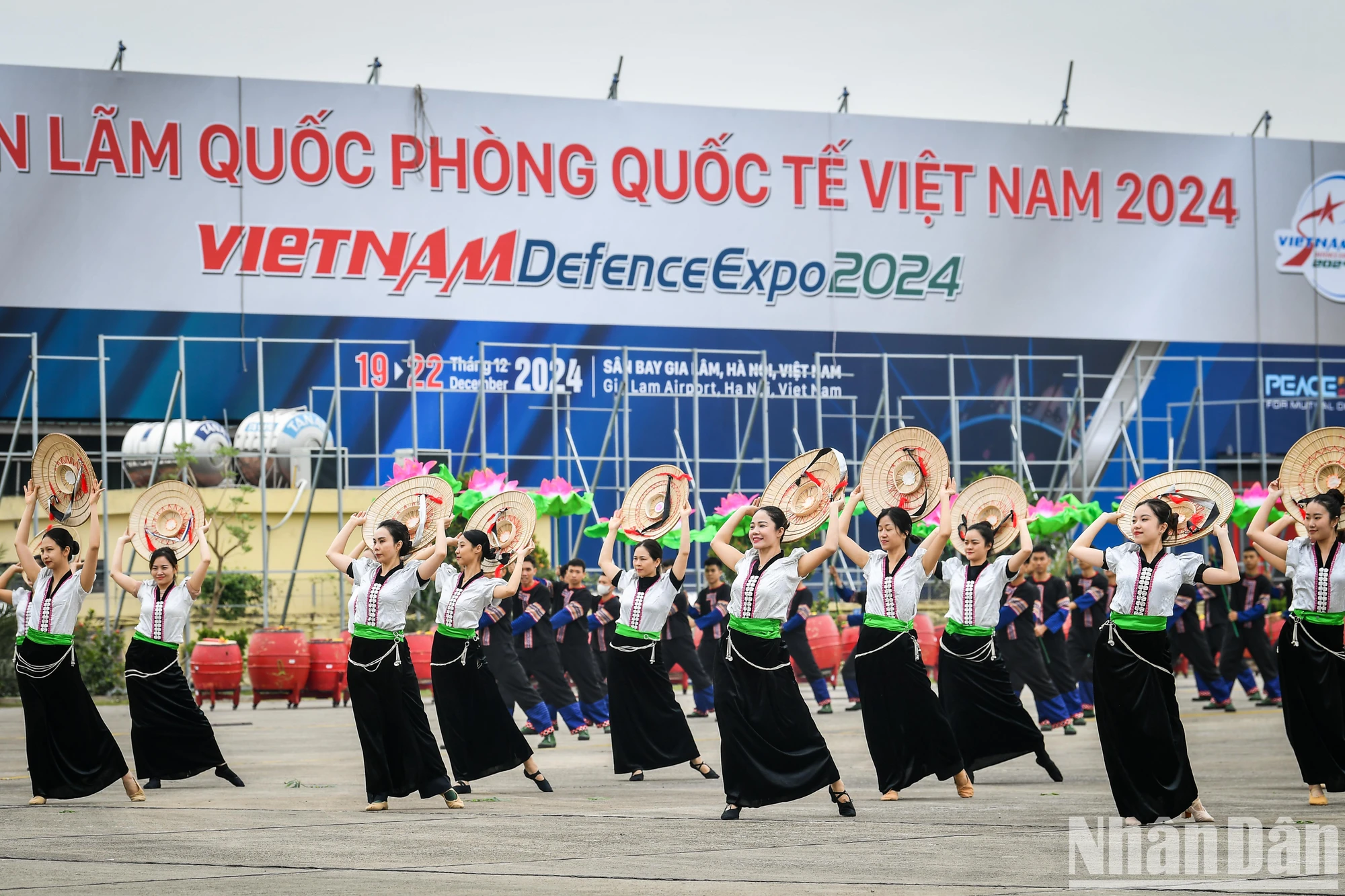 [Ảnh] Đặc công, máy bay, quân khuyển luyện tập cho sự kiện Triển lãm Quốc phòng quốc tế 2024 ảnh 3