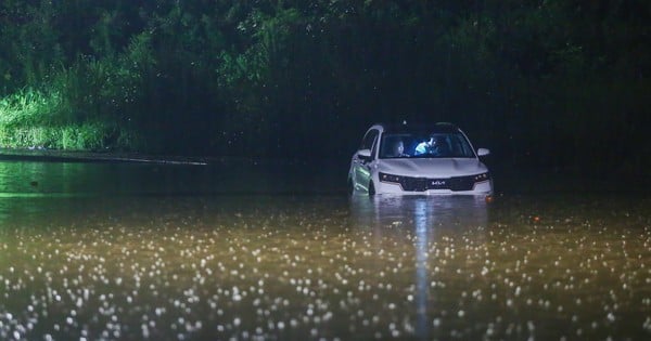 大雨、夜にハノイの街路が冠水