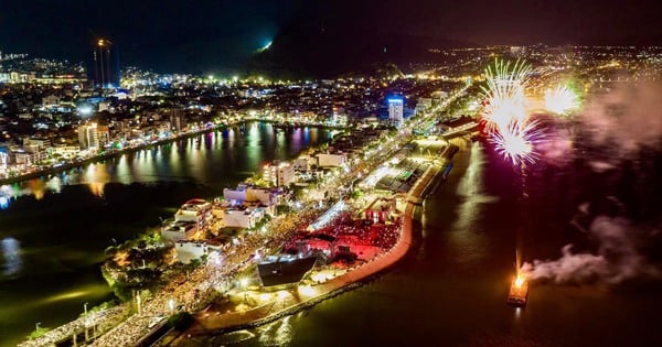 Por primera vez, la provincia de Binh Dinh organizó un espectáculo de fuegos artificiales a gran altitud.