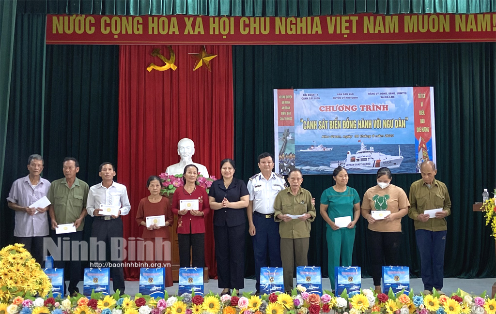 កម្មវិធីឆ្មាំឆ្នេរសមុទ្រអមដំណើរអ្នកនេសាទនៅ Nho Quan