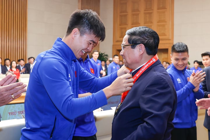 Kapitän Do Duy Manh überreichte Premierminister Pham Minh Chinh im Namen der vietnamesischen Mannschaft respektvoll die Meisterschaftsmedaille des AFF Cup 2024. (Foto: VGP)