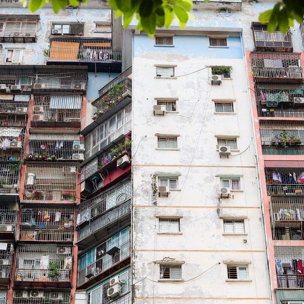 Gros plan de l'immeuble d'habitation avec une extension suspendue en forme de « cage à tigre »