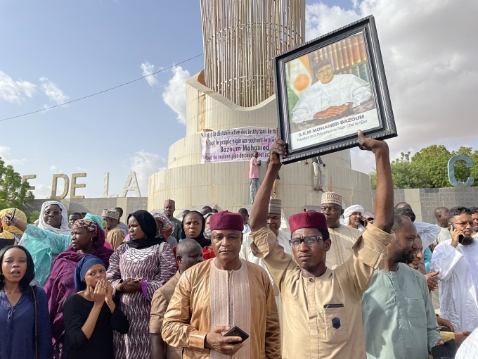 Người ủng hộ Tổng thống Niger Mohamed Bazoum giơ ảnh ông trên đường phố thủ đô Niamey ngày 26/7. Ảnh: AFP