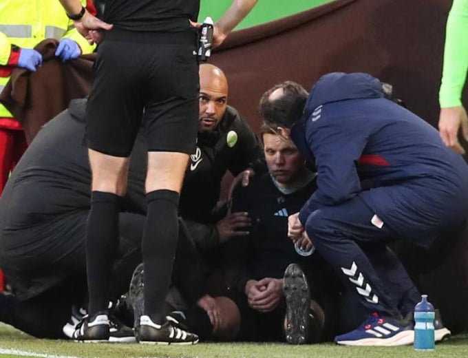 Assistant referee Siewer was stunned after being hit in the head by a ball during the Wolfsburg - Cologne match on the evening of January 27 in the 19th round of the Bundesliga at the Volkswagen Arena. Photo: Imago