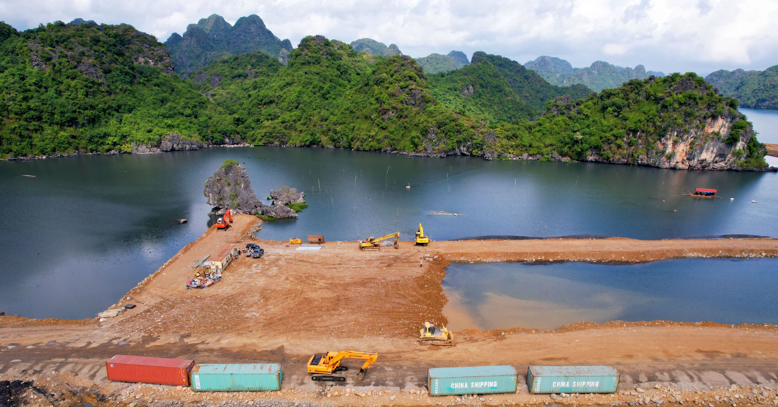 設立42日目の企業がハロン湾の緩衝地帯を埋め立てて別荘を建設するプロジェクトを受注するのは違法ですか？