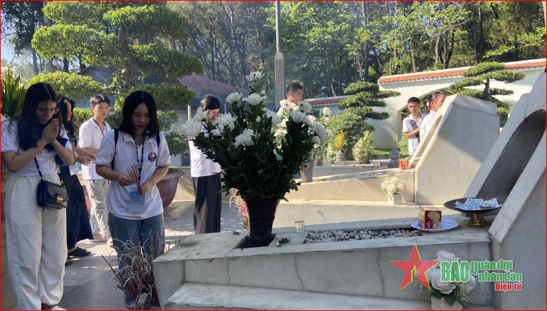  Los delegados del Campamento de Verano de Vietnam 2023 visitaron las tumbas de 10 jóvenes voluntarias que murieron en la intersección de Dong Loc. Foto: HA ANH