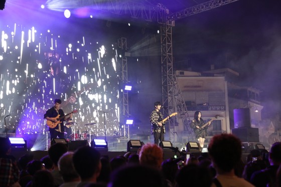 Lễ hội mang đến phong cách âm nhạc đương đại với nhiều ban nhạc trong nước và quốc tế. Ảnh: HÀ NGUYỄN ảnh 1