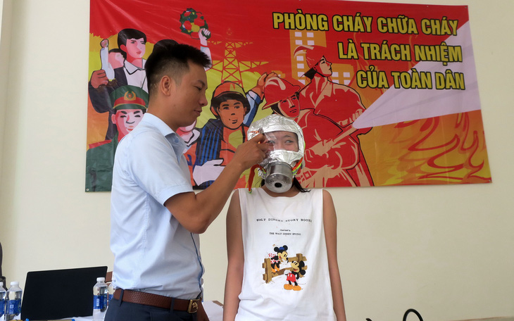 Căn bộ  Buôn Ma Thuột cứu 2 em bé trong ngôi nhà bị hỏa hoạn - Ảnh 3.