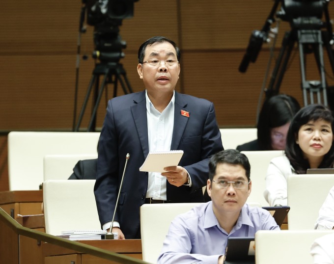 Le délégué Nguyen Quang Huan a interrogé le gouverneur sur la suppression de la marge de croissance du crédit. Photo : Médias de l'Assemblée nationale