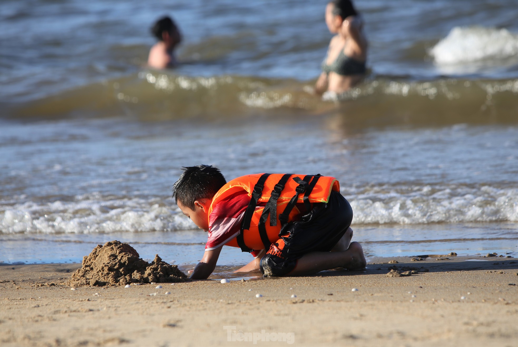 Les touristes viennent à la plage de Thien Cam pour se « rafraîchir » photo 7