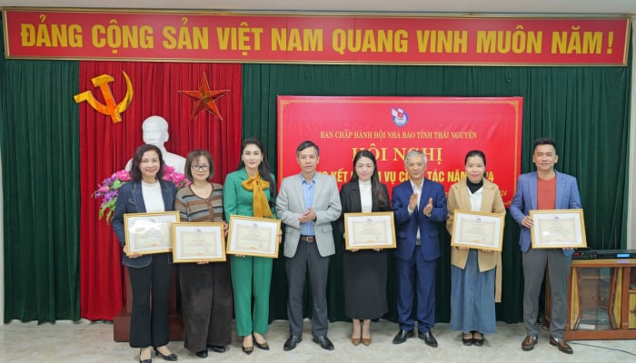 Hội Nhà báo tỉnh Thái Nguyên khen thưởng các hội viên có thành tích xuất sắc