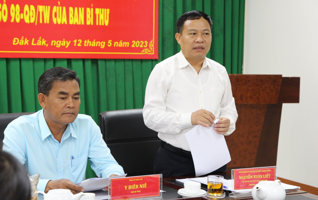 Comrade Nguyen Xuan Liet, Head of the Department of Party Base and Party Members (Central Organizing Committee) spoke at the meeting.