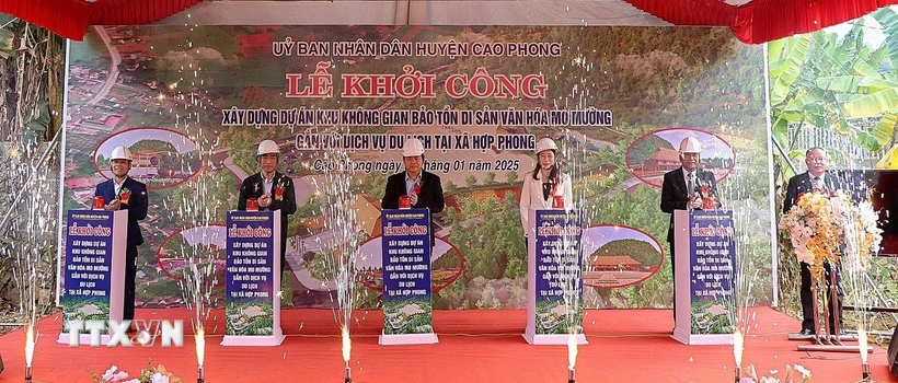 Representatives of local leaders and contractors pressed the button to start construction. (Photo: Thanh Hai/VNA)