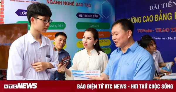 Học sinh Hà Nam hào hứng tham gia ngày hội tuyển sinh, giải quyết việc làm 2024