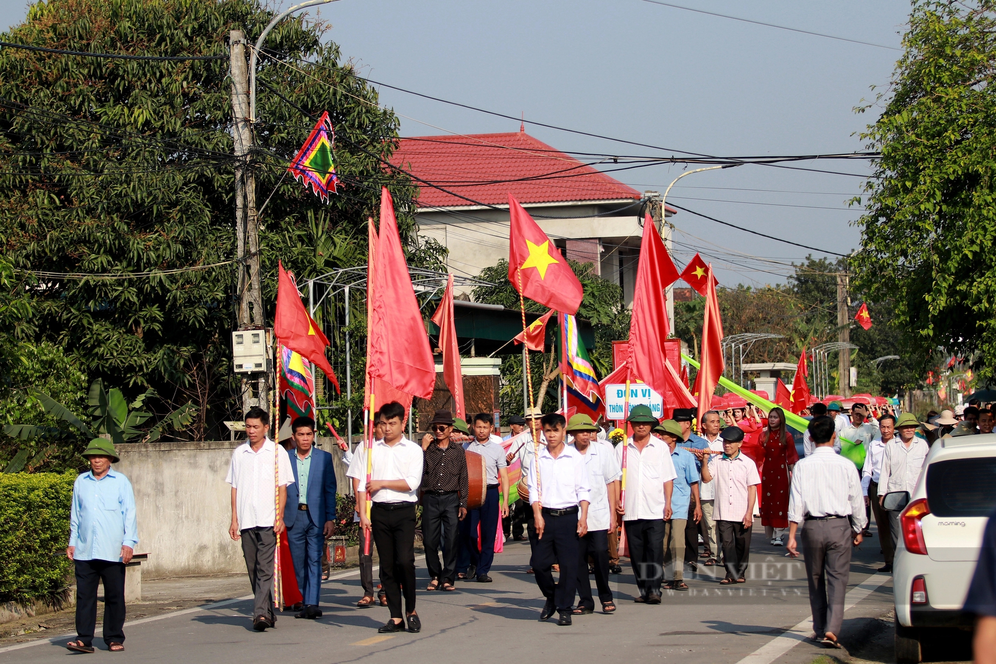 Dòng người mặc áo dài, đầu đội mâm bánh chưng tham gia hội thi tại ngày giỗ vua Mai Hắc Đế- Ảnh 9.