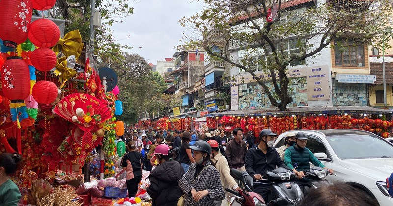 Les petits commerçants vendant des décorations du Têt dans la rue Hang Ma se plaignent de difficultés malgré le trafic intense.