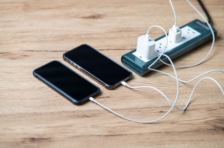 携帯電話の充電器が充電中に熱くなるのはなぜかご存知ですか? （写真：Shutterstock）