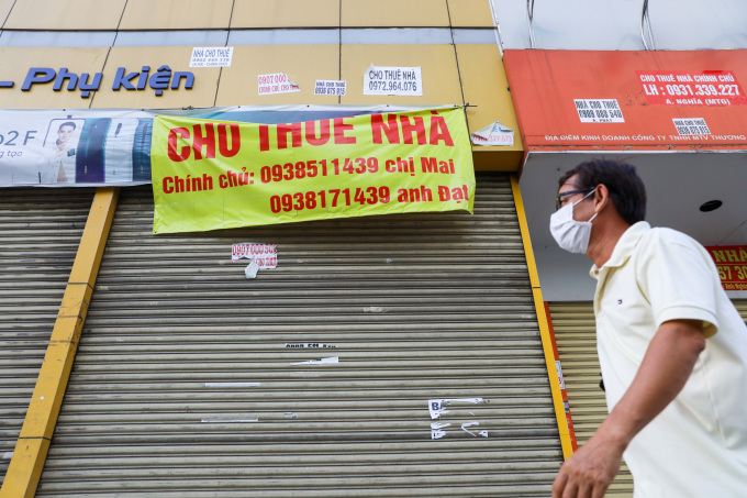 A business premises on Phan Dang Luu Street hangs a “For Rent” sign, March 2020. Photo: Quynh Tran