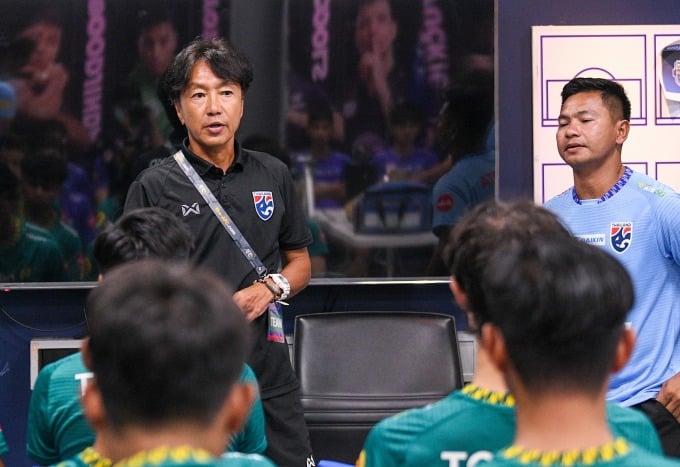 El entrenador Toshiya Miura (de negro) mantiene una reunión táctica con Tailandia Sub-20 en septiembre de 2023. Fotografía: Academia Buriram