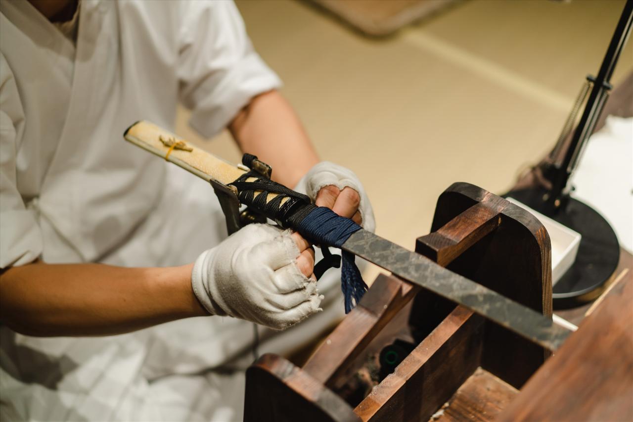After being shaped, the artisans at the lacquer booth will create vivid patterns and colors on the sword scabbard. Photo: Ha