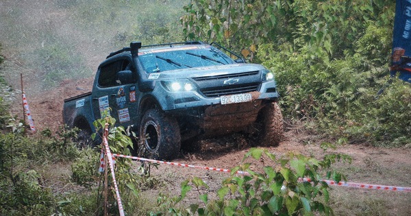 Close-up of a roaring off-road racing car plowing up a creepy park in Hue