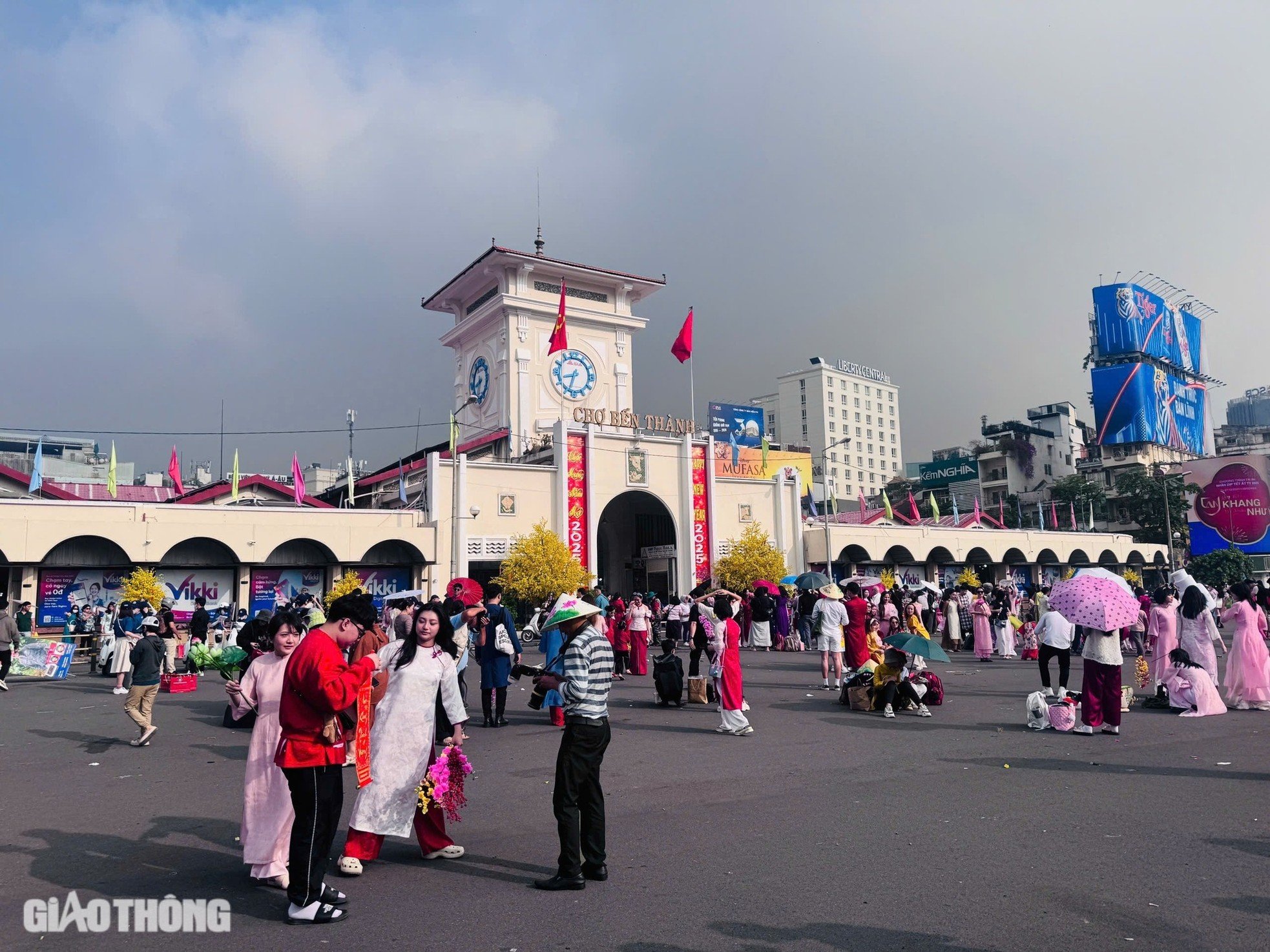 ベンタイン市場は、旧正月の写真を撮るために何百人もの人々が集まる中、ゴミで溢れている。写真1