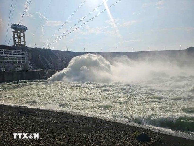 Thac Ba Hydropower Plant is safe, water flow to the lake is gradually decreasing