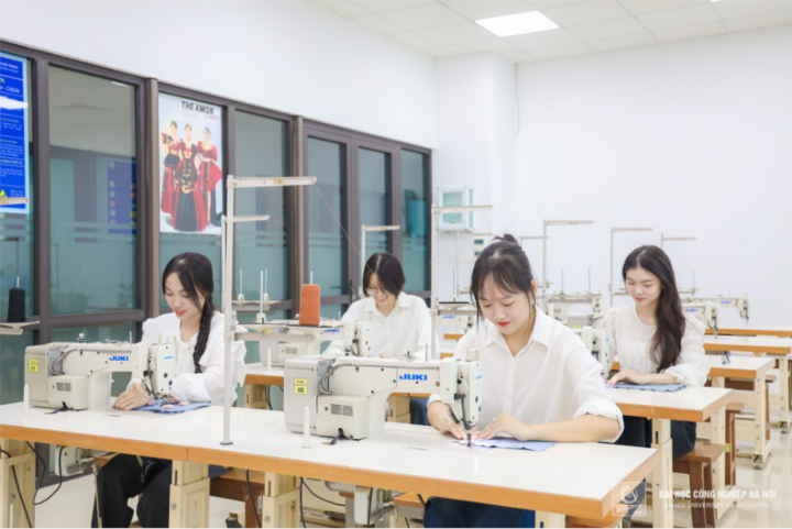 Explore the garment technology training industry at Hanoi University of Industry - 8